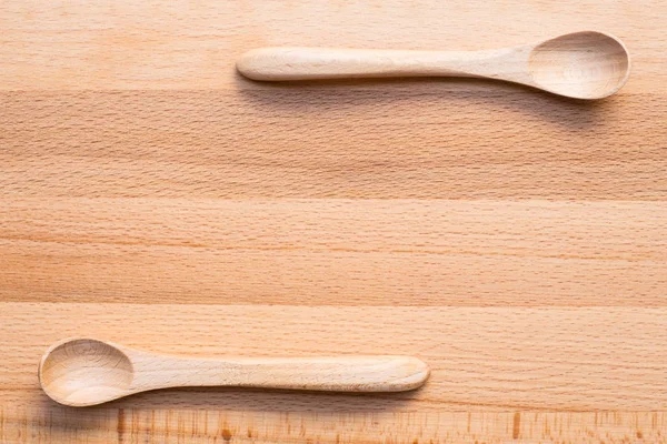 Cucchiaio di legno su sfondo di legno — Foto Stock