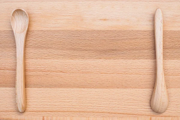 Деревянная ложка на деревянном фоне — стоковое фото