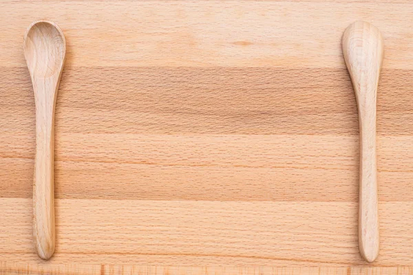 Деревянная ложка на деревянном фоне — стоковое фото