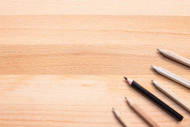 Ahşap arkaplanda kalemler