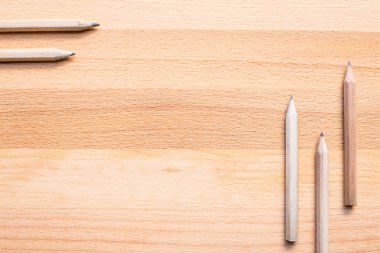 Ahşap arkaplanda kalemler