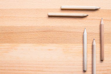 Ahşap arkaplanda kalemler