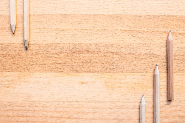 Ołówki na drewnianym tle — Zdjęcie stockowe