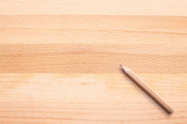 Ahşap arka plan üzerinde kalem