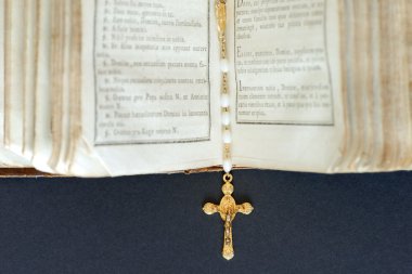 Kolye açık kutsal İncil'in üzerine çapraz