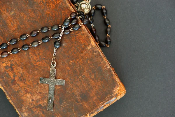 Gümüş haç üzerinde antik kutsal İncil