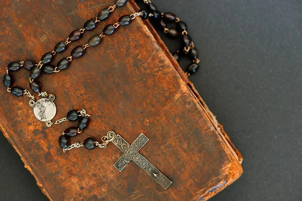 Conceito religioso: cruz de prata e Bíblia antiga Imagens Royalty-Free
