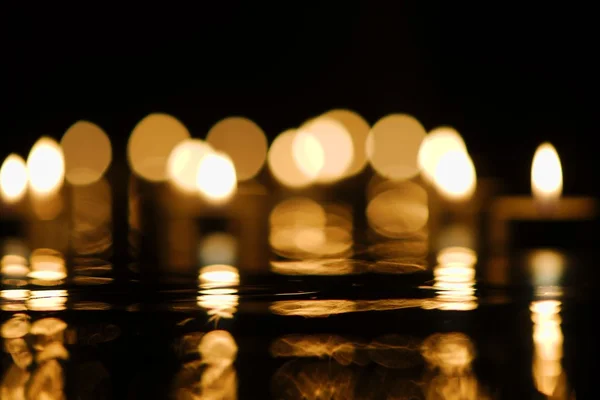 Rozmyte przy świecach w ciemności — Zdjęcie stockowe