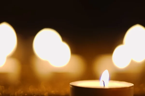 Горящая свеча на боке-фоне — стоковое фото