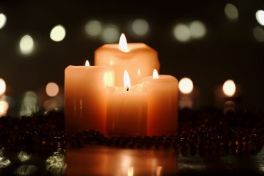 Noel dekorasyonu ile dört mum