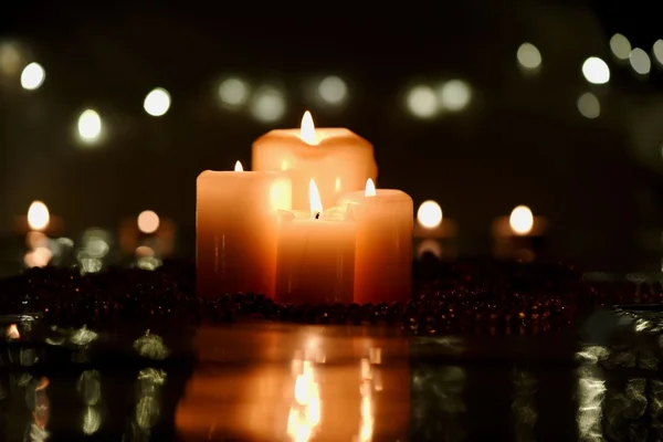 Kerst kaarsen en kralen met reflectie — Stockfoto