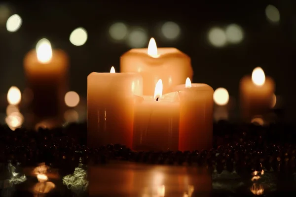 Decorazione natalizia con candele e perline — Foto Stock