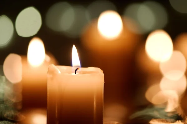 Свеча со свечами боке — стоковое фото