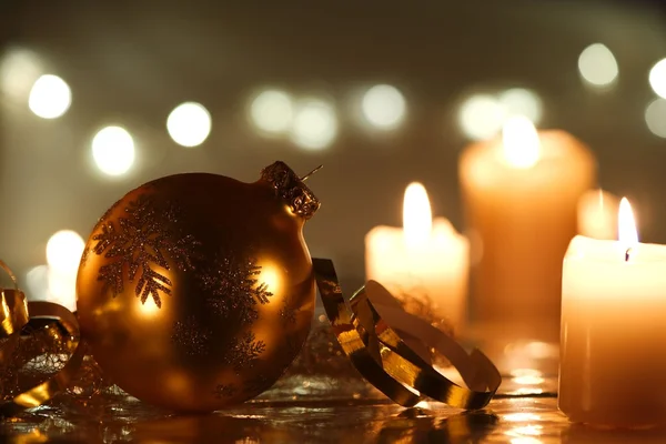 Bola de Natal dourada com fita serpentina Imagem De Stock