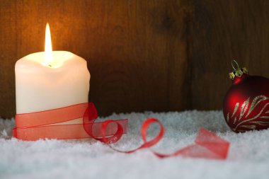 Yanan Mum kırmızı kurdele ile. Noel kartı