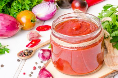 ev yapımı baharatlı domates sosu veya beyaz zemin üzerine ketçap