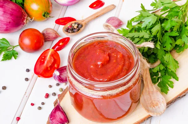 Domácí pikantní rajčatová omáčka nebo kečup na bílém pozadí — Stock fotografie