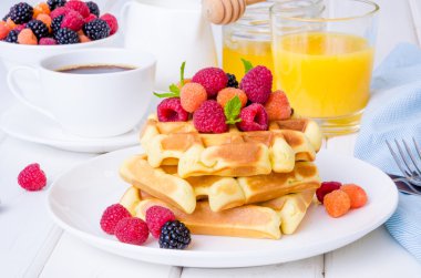 Ahududu ve böğürtlen ile kahvaltıda Belçika waffle