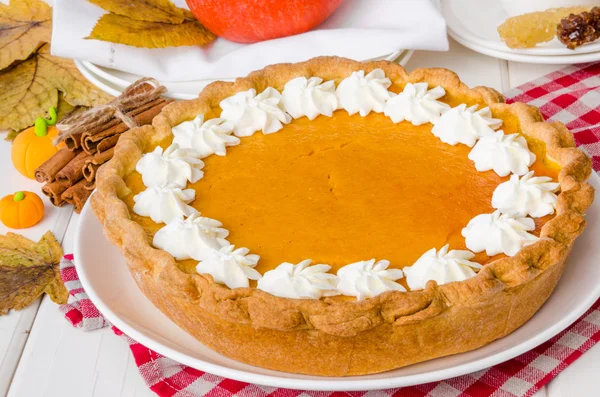 Tarte à la citrouille délicieuse maison festive avec crème fouettée faite pour Thanksgiving et Halloween . — Photo