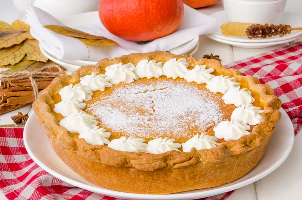 Feestelijke zelfgemaakte heerlijke pompoen taart met slagroom gemaakt voor Thanksgiving en halloween. — Stockfoto