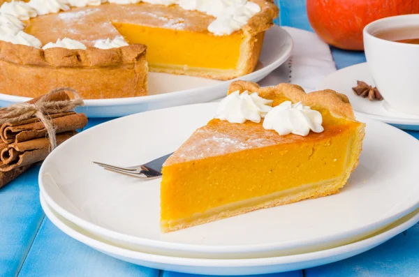 Feestelijke zelfgemaakte heerlijke pompoen taart met slagroom gemaakt voor Thanksgiving en halloween. — Stockfoto