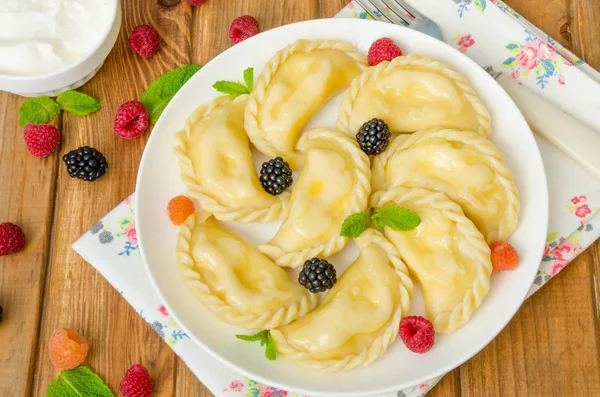 Homemade dumplings (vareniki) with cottage cheese and berries. Traditional Ukrainian and Russian dish. — Stock Photo, Image