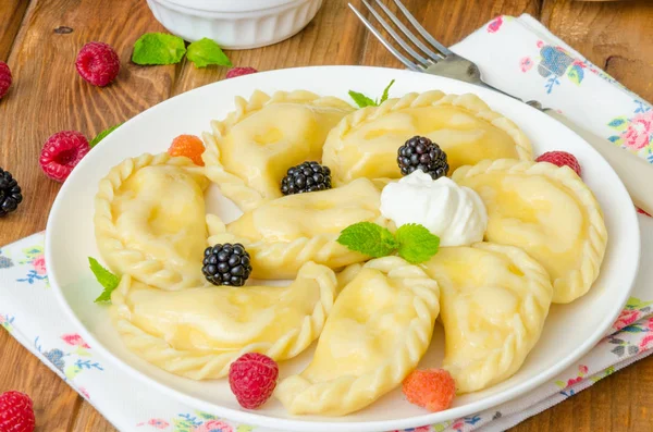 Bolinhos caseiros (vareniki) com queijo cottage e bagas. Prato tradicional ucraniano e russo . — Fotografia de Stock