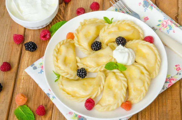 Bolinhos caseiros (vareniki) com queijo cottage e bagas. Prato tradicional ucraniano e russo . — Fotografia de Stock