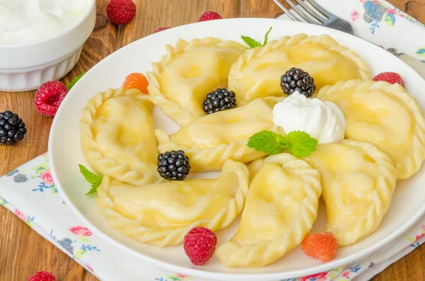 Domácí knedlíky (vareniki) s tvarohem a ovocem. Tradiční ukrajinský a ruský pokrm. — Stock fotografie