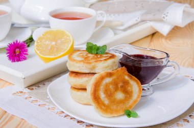 Reçelli kahvaltı için ev yapımı börek