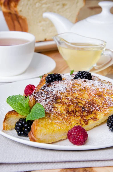 French toast with berries — Stock Photo, Image