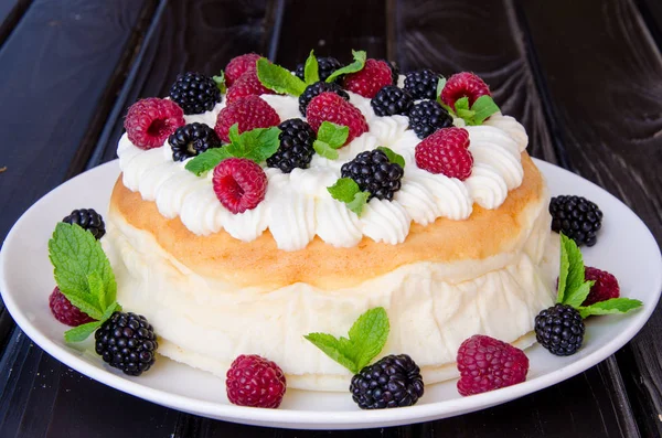 Cheesecake giapponese in cotone con panna montata e bacche fresche in cima — Foto Stock