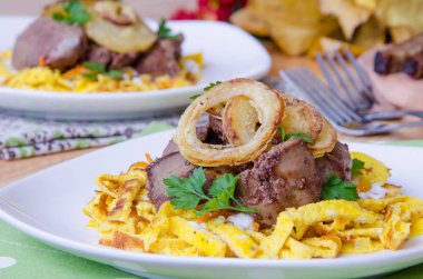 Salata tavuk karaciğer, omlet ve kızarmış soğan halkası