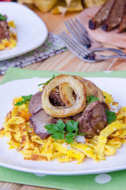 Salata tavuk karaciğer, omlet ve kızarmış soğan halkası