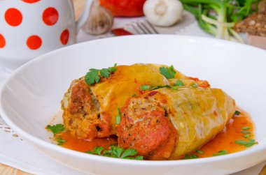 Pirinç ve et, domates soslu biber dolması