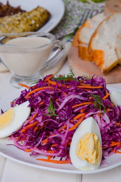 Insalata con daikon, cavolo, carote, cipolle e uova — Foto Stock