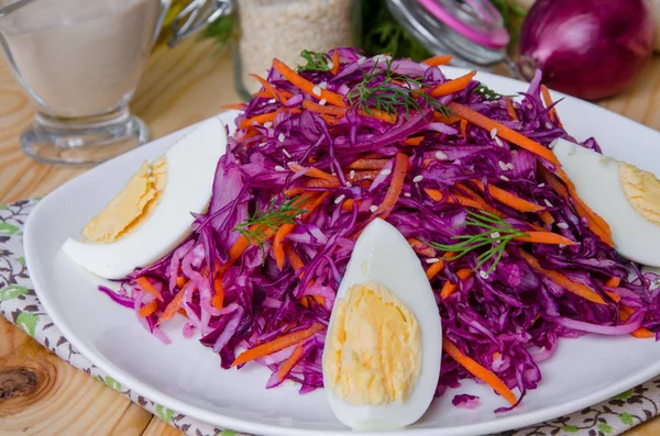 Салат с дайконом, капустой, морковью, луком и яйцами — стоковое фото