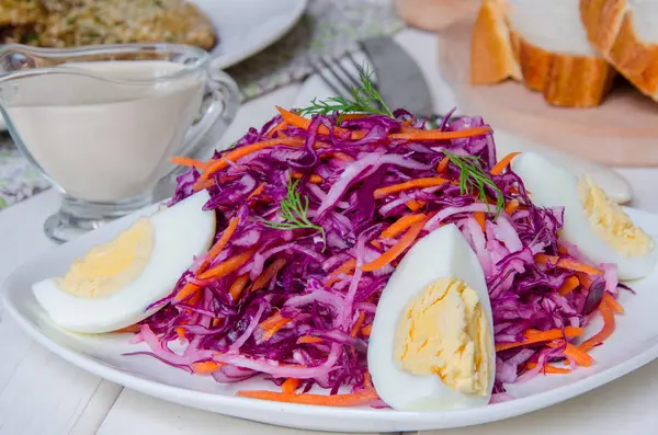 Insalata con daikon, cavolo, carote, cipolle e uova — Foto Stock