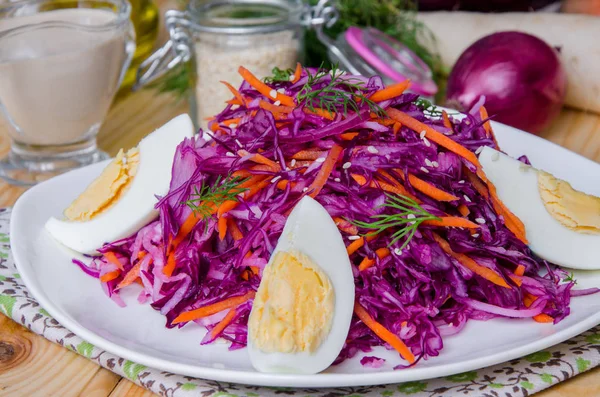 Салат с дайконом, капустой, морковью, луком и яйцами — стоковое фото