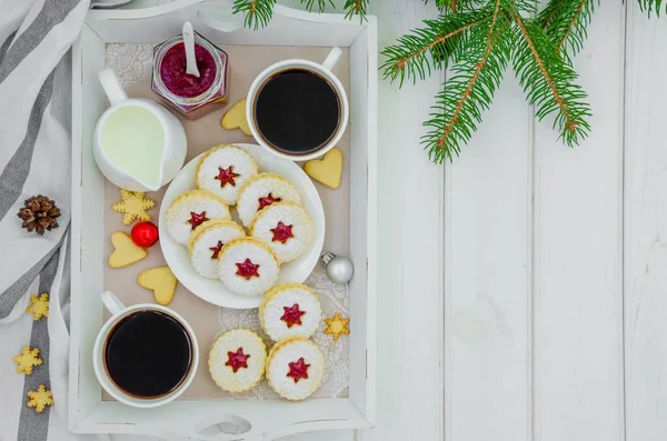 Biscoitos Natal Linzer Enchidos Engarrafamento Morango Uma Chapa Branca Uma — Fotografia de Stock