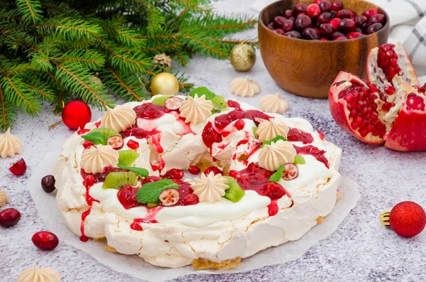 Karamell Pavlova Weihnachtskranz Mit Kirschsoße Granatapfel Preiselbeeren Und Kiwi Auf — Stockfoto