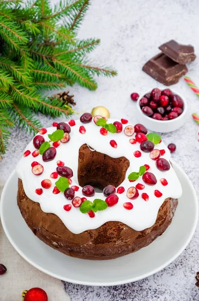 Schokoladenkuchen Weihnachtskranz Mit Zuckerguss Preiselbeeren Granatapfel Und Minzblättern Obendrauf Festliches — Stockfoto