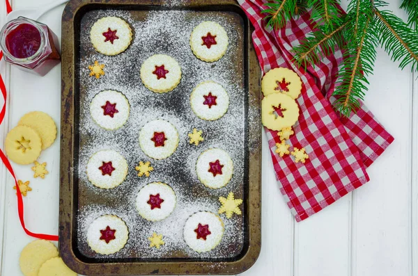 Σπιτικά Χριστουγεννιάτικα Μπισκότα Linzer Γεμάτα Μαρμελάδα Φράουλα Ένα Ταψί Λευκό — Φωτογραφία Αρχείου