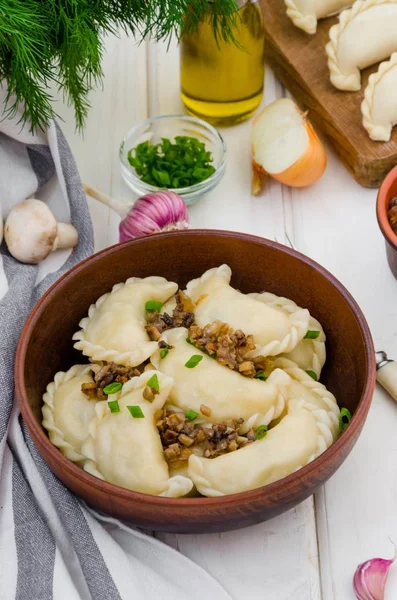 Bolinhos Massa Vegan Cozidos Vareniki Com Batatas Cogumelos Fritos Com — Fotografia de Stock