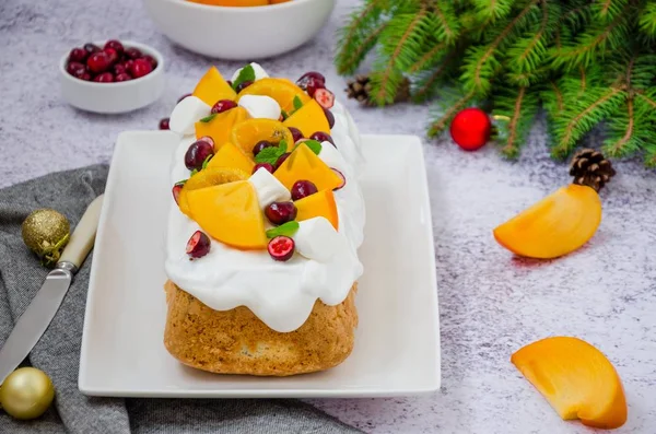 Weihnachtskuchen Mit Eibisch Zuckerguss Preiselbeeren Kaki Und Karamellisierten Mandarinen Obendrauf — Stockfoto