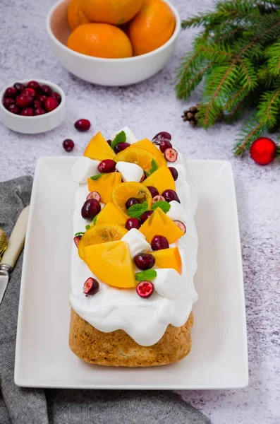 Weihnachtskuchen Mit Eibisch Zuckerguss Preiselbeeren Kaki Und Karamellisierten Mandarinen Obendrauf — Stockfoto