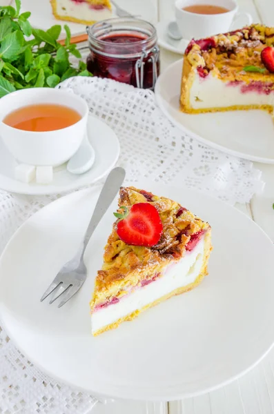 Baked Creamy Cheesecake Strawberries Crispy Shtrezel Plate White Wooden Background — Stock Photo, Image