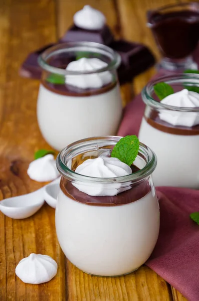 Traditionell Italiensk Dessert Pannacotta Med Chokladsås Och Krispig Maräng Dessert — Stockfoto