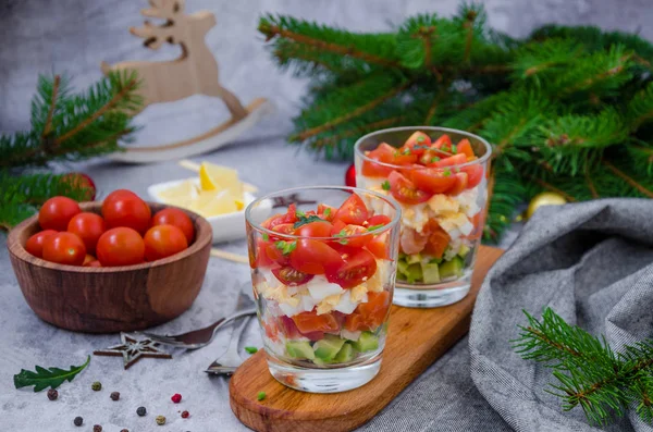 Portion Salade Saumon Fumé Avocat Oeuf Tomates Cerises Avec Vinaigrette — Photo