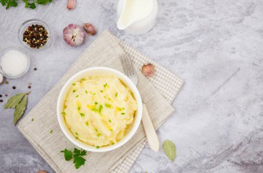 Tereyağlı, sütlü, sarımsaklı ve yeşil soğanlı patates püresi. Geleneksel bir Ukrayna yemeği, Rus mutfağı..